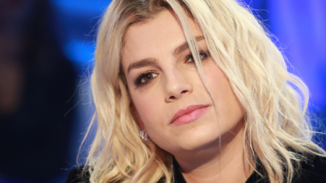 Emma Marrone: nuova paparazzata con Nikolai e copertina del singolo 'Io sono bella'.