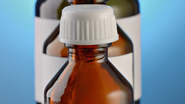 Una serie di flaconcini di sciroppo. Foto di Ds 30 da Pixabay.