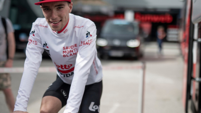Bjorg Lambrecht cadde a causa dei riflettori stradali. foto - cyclingtips.com