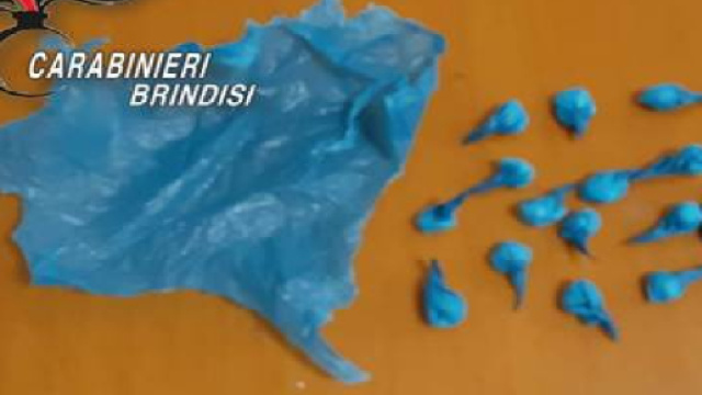 Brindisi, vede arrivare i carabinieri e getta la cocaina nella spazzatura: arrestato 24enne