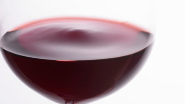 Il vino rosso, secondo lo studio inglese, incrementa la variet&agrave; dei batteri salutari intestinali (Canva).