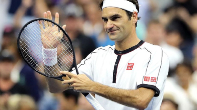 Roger Federer supera il terzo turno ai US Open battendo in tre set Daniel Evans
