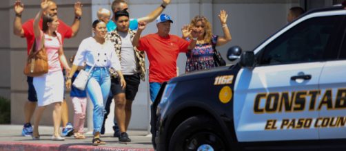 Pessoas deixam mercado com as m&atilde;os para cima. (Arquivo Blasting News)