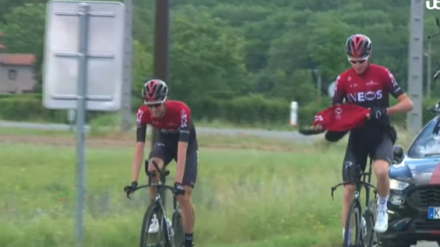 Chris Froome durante la ricognizione in cui &egrave; avvenuto l'incidente