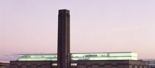 Un adolescente tira a un ni&ntilde;o del 10 piso del Tate Garden de Londres