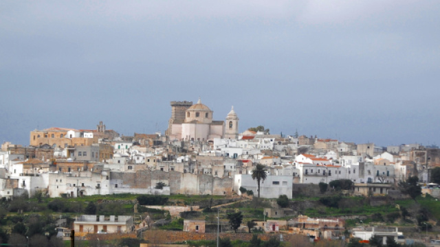 Brindisi, lasciava i bisogni vicino a due abitazioni di Ceglie Messapica: denunciato