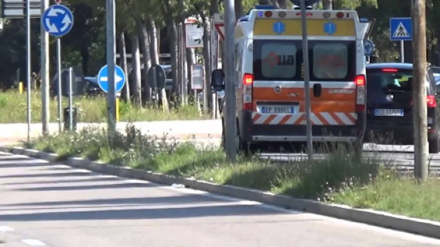 Latina, dramma in spiaggia a Scauri: 18enne beve bibita ghiacciata e muore in acqua