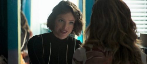 Ap&oacute;s levar uma surra da m&atilde;e, Josiane planeja um novo golpe. (Reprodu&ccedil;&atilde;o/ TV Globo)