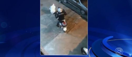 V&iacute;deo flagra policial atingindo rapaz com a moto. (Reprodu&ccedil;&atilde;o/TV TEM)