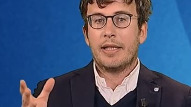 Diego Fusaro si scaglia contro il Pd che aveva accusato il M5S di essere schiavo della Lega.