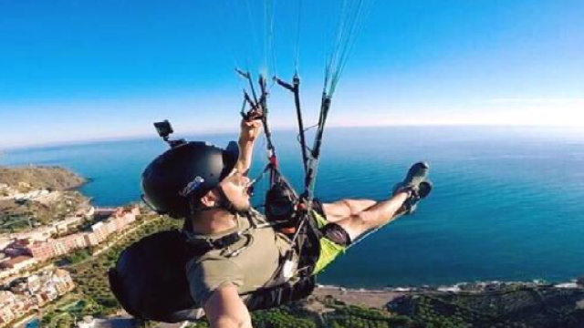 Francia, precipita con il parapendio a Les Duex Alpes: Philip muore a 32 anni