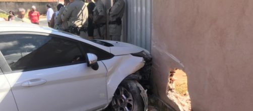 Homem bateu no muro ap&oacute;s atropelar as v&iacute;timas. (Divulga&ccedil;&atilde;o/ Pol&iacute;cia Militar).