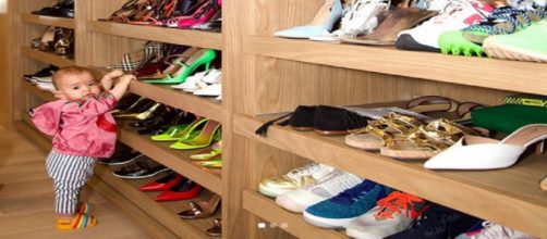 Sabrina Sato compartilha foto de Zoe em seu closet. (Reprodu&ccedil;&atilde;o/Instagram/ @sabrinasato)