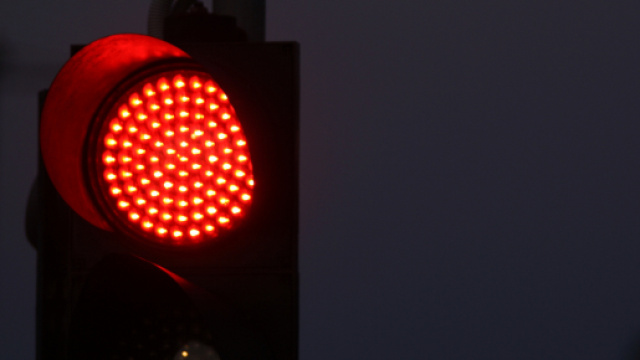 Germania, il padre passa con il semaforo rosso, il figlio di 5 anni chiama la Polizia: 'Arrestatelo'