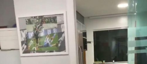 Imagem est&aacute; na parede da casa do jogador. (Arquivo Blasting News)