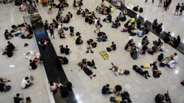 I manifestanti che bloccano l'aeroporto