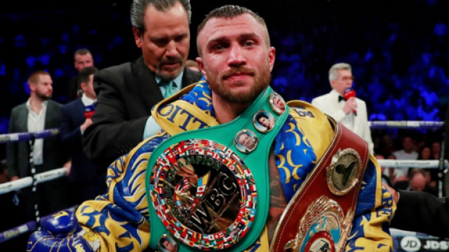 Vasiliy Lomachenko campione del mondo dei pesi leggeri versione WBA, WBO e WBC