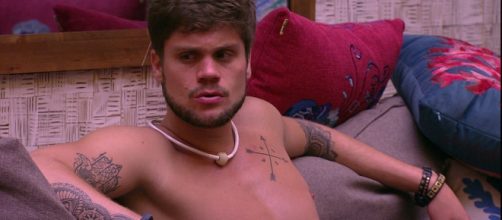 Breno sofreu uma fratura no tornozelo. (Reprodu&ccedil;&atilde;o/ TV Globo)