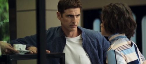 Josiane nega ajuda a R&eacute;gis. (Arquivo Blasting News)