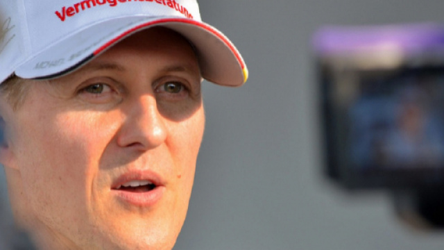 Michael Schumacher sarebbe stato trasferito a Parigi per una cura segreta.