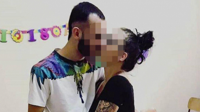 Proteste per le foto della festa per il compleanno dell'assassino del vigilante | tgcom24.mediaset.it