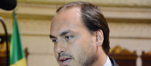 Carlos Bolsonaro se envolve em mais uma pol&ecirc;mica no Twitter. (Arquivo Blasting News)