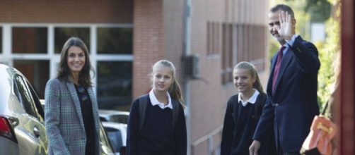 Los Reyes y sus hijas, Leonor y Sof&iacute;a, en el colegio Nuestra Se&ntilde;ora de los Rosales. / EP