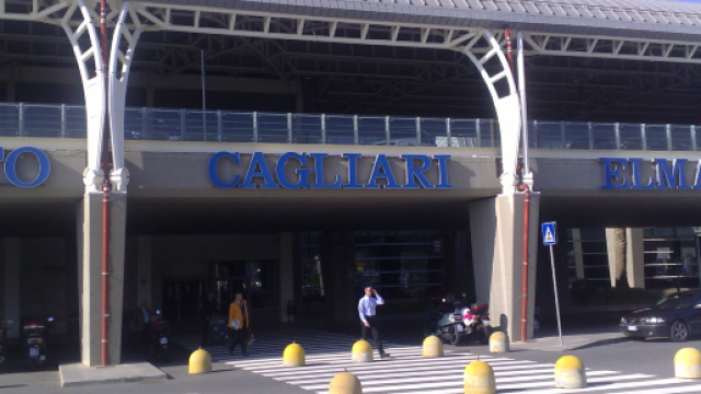 Cagliari, si fermano a bere al bar e perdono l'aereo: un sardo e un inglese denunciati e multati