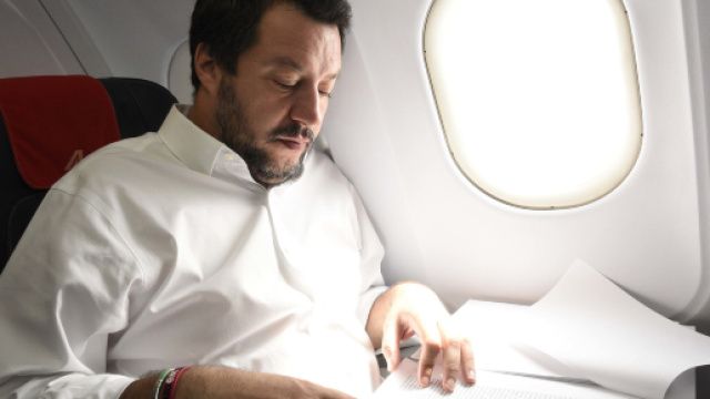 Salvini, voli di Stato: posizione archiviata, ma erano illegittimi