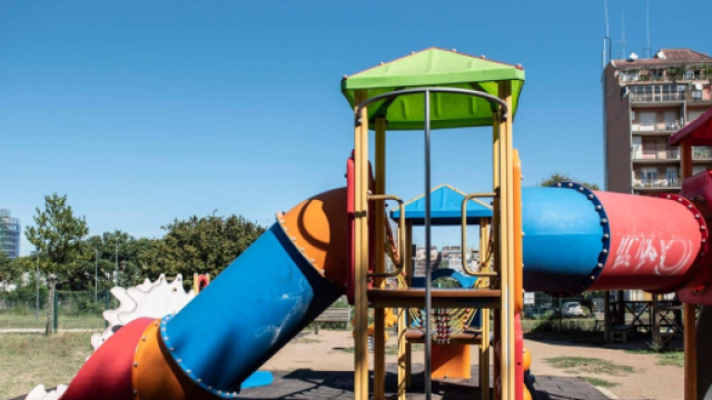 Trovata morta con le mani legate in un parco giochi: giallo a Roma - Il Tempo