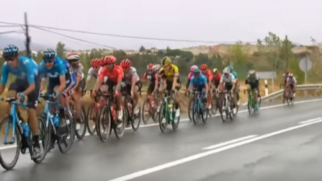 La Movistar in testa al gruppo dopo la caduta di Roglic e Lopez