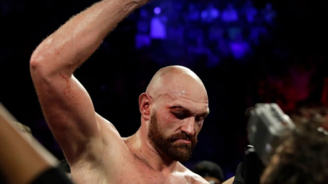 Tyson Fury batte Wallin ai punti nonostante una brutta ferita, facile show per Vianello