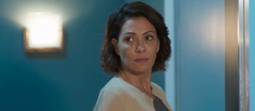 Nana engole o orgulho e percebe que somente a costureira poder&aacute; ajudar. (Reprodu&ccedil;&atilde;o/TV Globo)