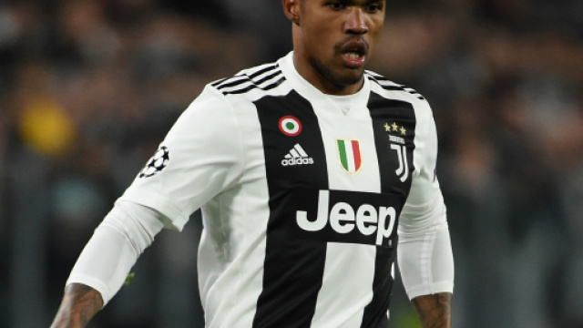 Juventus, Douglas Costa rischia un mese di stop, Pjanic potrebbe recuperare a breve