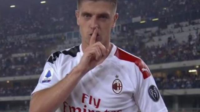 L'esultanza dell'attaccante polacco dopo il gol a Verona.