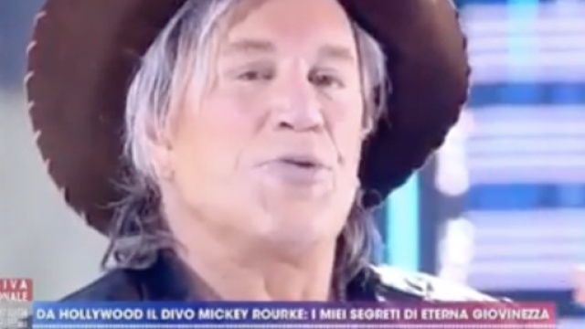 Mickey Rourke a ruota libera ieri a Live Non &egrave; la D'Urso.