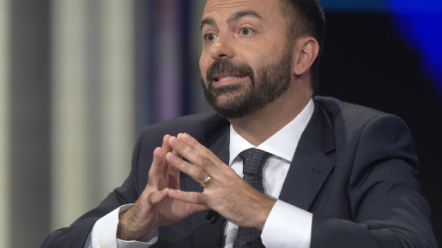 Scuola, la ricetta di Fioramonti: dai test Invalsi agli aumenti di stipendio per gli insegnanti.