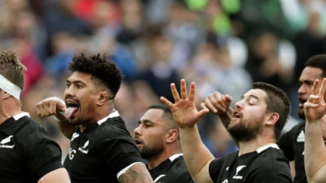 I giocatori della Nuova Zelanda nella tradizionale e suggestiva haka