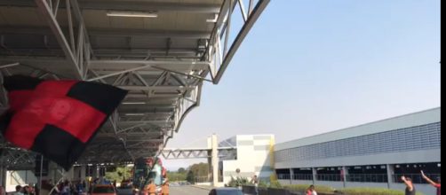 Imagens do embarque da torcida do Athletico. (Arquivo Blasting News)