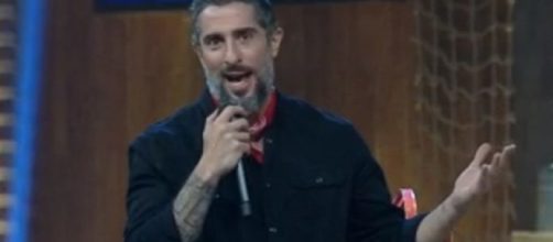 O apresentador tamb&eacute;m foi confundido com Gugu Liberato, mas saiu-se bem da saia justa. (Reprodu&ccedil;&atilde;o/RecordTV)