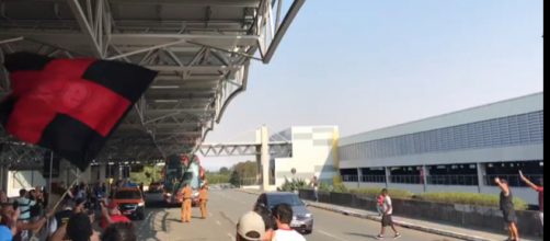 Torcedor, &agrave; direta da imagem ao lado do homem de camisa preta, teve a m&atilde;o dilacerada. (Arquivo Blasting News)