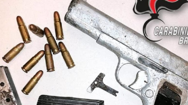 Brindisi, sorpreso con una pistola nel garage di casa: arrestato un uomo a Latiano