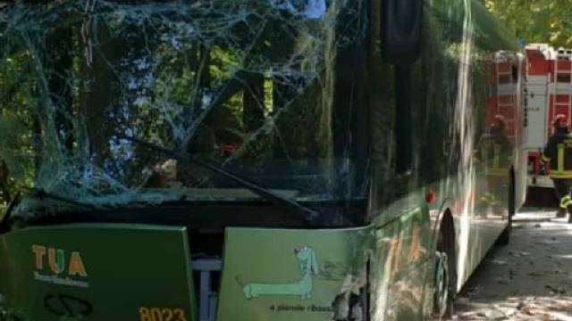 Pescara, incidente autobus Tua: amputata la gamba della 17enne rimasta ferita