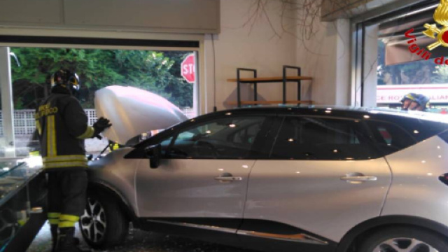 Varese, donna 68enne sbaglia marcia e sfonda la vetrina di un panificio