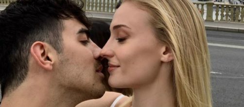 Joe Jonas e Sophie Turner s&atilde;o exemplo de casal que pouco se importa com altura do companheiro ou companheira. (Reprodu&ccedil;&atilde;o/Instagram/@joejonas)