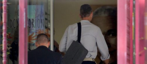 Urdangarin entrando al centro donde realizar&aacute; voluntariado. / V&Iacute;CTOR S&Aacute;INZ