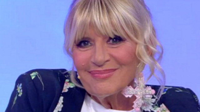 Anticipazioni Uomini e Donne, Gemma sfila in versione Marilyn Monroe: risate in studio.