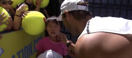 Nadal rescata un ni&ntilde;o de entre el p&uacute;blico