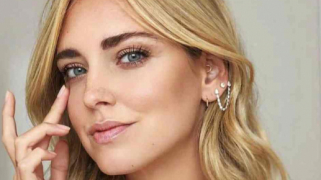 Chiara Ferragni passeggia a Portofino con un abito trasparente, il web insorge: 'Oscena'.