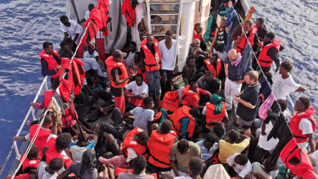Emergenza migranti, la nave Eleonore forza il blocco ed entra in acque italiane